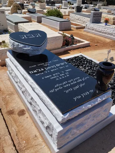 מק'ט 561. מצבה ליחיד