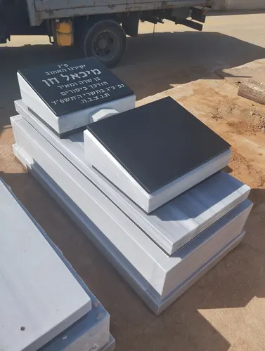 מק'ט 562. מצבה משפחתית