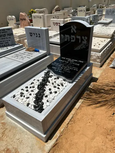 מק'ט 576. מצבה מיוחדת