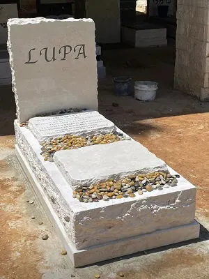 מק'ט 606. מצבה משפחתית