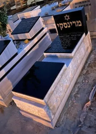 מק'ט 609. מצבה משפחתית