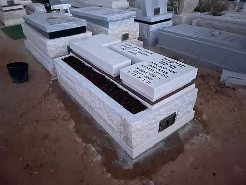 מק'ט 629. מצבה משפחתית