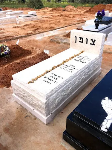 מק'ט 642. מצבה משפחתית