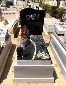 מק'ט 650. מצבה משפחתית