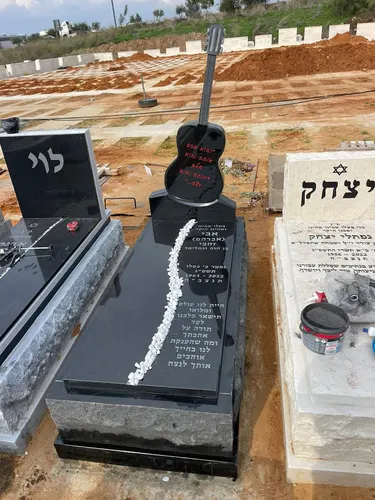 מק'ט 651. מצבה מיוחדת