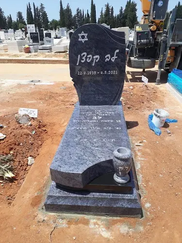 מק'ט 652. מצבה גבוהה