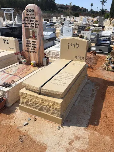 מק'ט 658. מצבה משפחתית