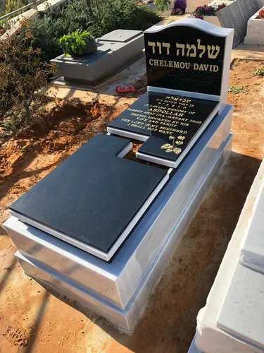 מק'ט 660. מצבה משפחתית
