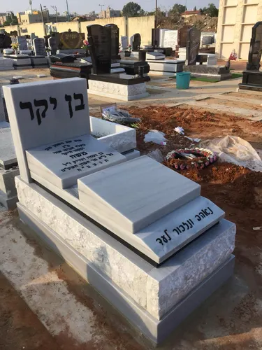 מק'ט 664. מצבה משפחתית