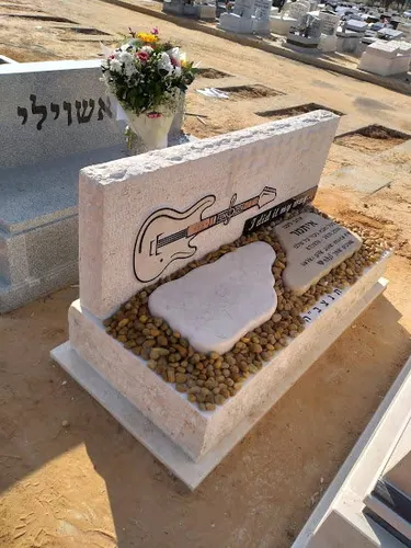 מק'ט 667. מצבה מיוחדת