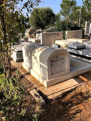 מק'ט 674. מצבה מיוחדת