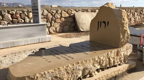 מק'ט 680. מצבה מיוחדת