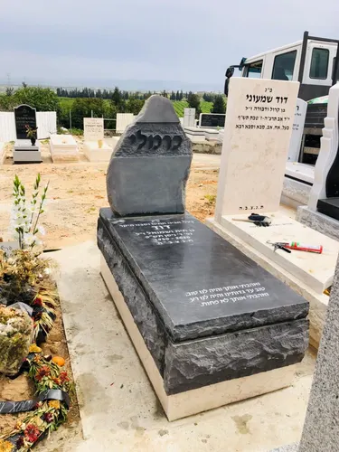 מצבה בעיצוב אישי מגרניט שחור - 688