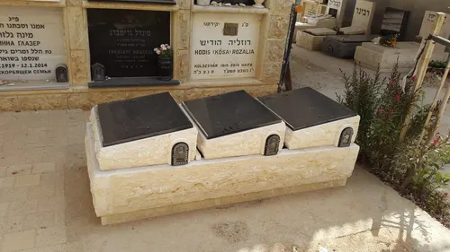 מק'ט 700. 3 קברים