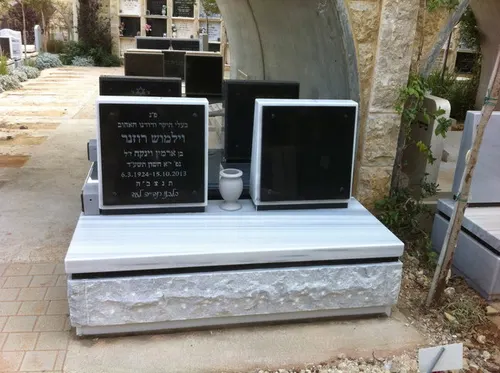 מק'ט 702. מצבה משפחתית