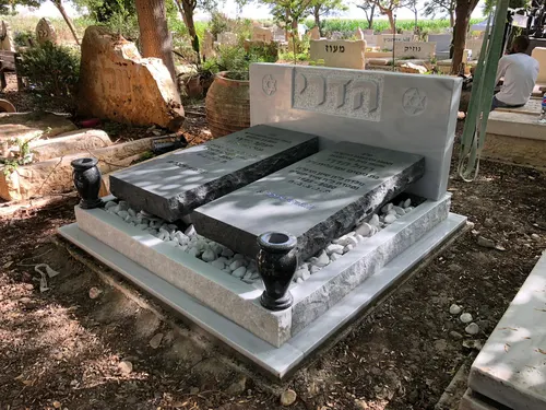 מק'ט 703. מצבה כפולה