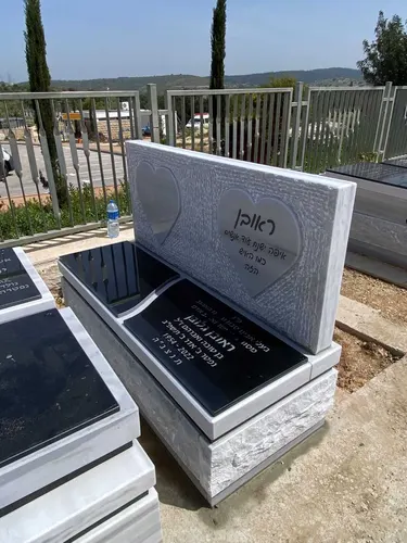 מק'ט 704. מצבה משפחתית