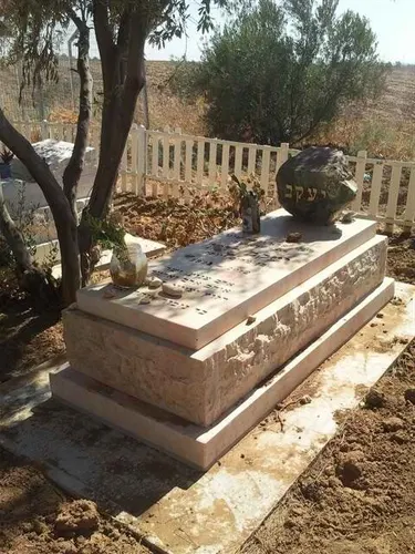 מק'ט 710. מצבה ליחיד