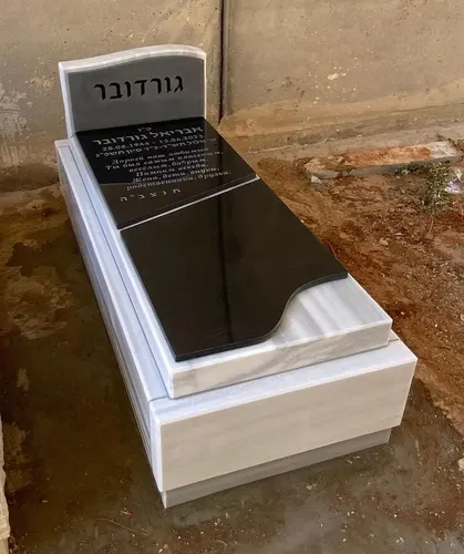מק'ט 718. מצבה משפחתית