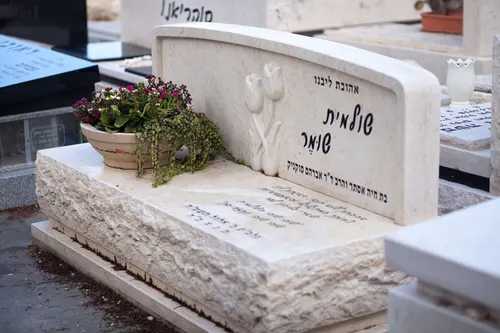 מק'ט 741. מצבה משפחתית