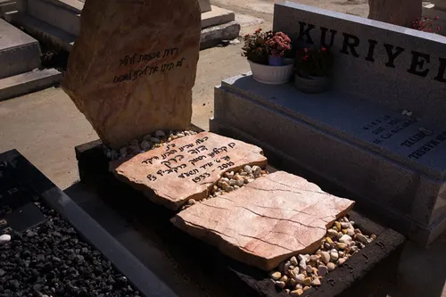 מק'ט 745. מצבה משפחתית
