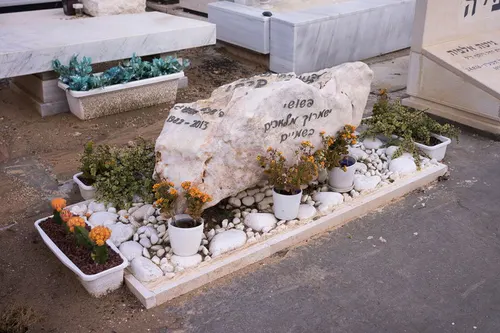מק'ט 746. מצבה מסלע