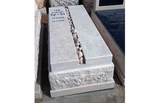 מק'ט 749. מצבה משפחתית