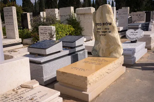 מק'ט 751. מצבה מיוחדת