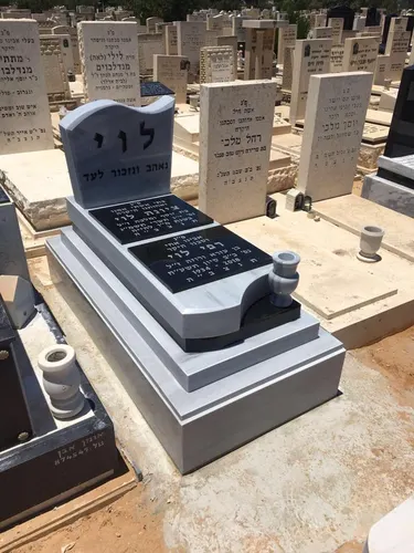 מק'ט 764. מצבה משפחתית