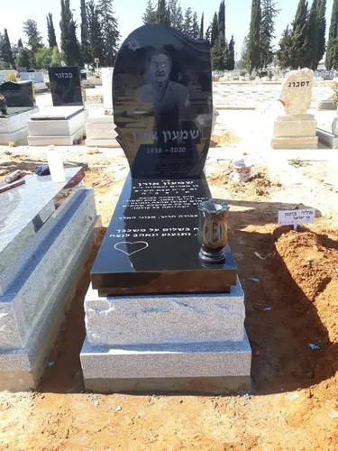 מק'ט 779. גרניט ודיוקן