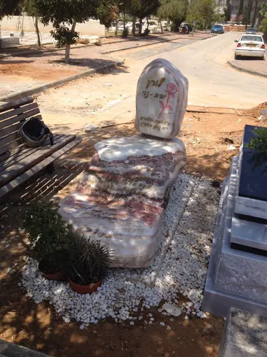מק'ט 785. מצבה וספסל