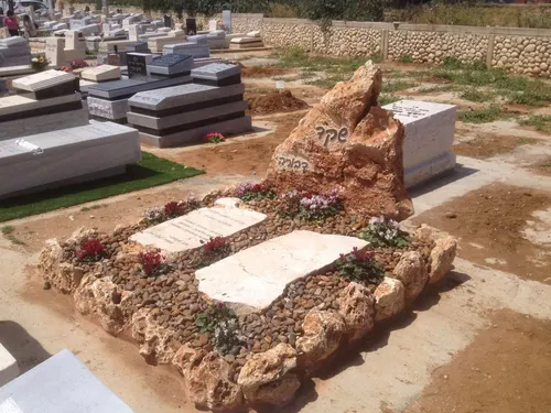 מק'ט 786. מצבה כפולה