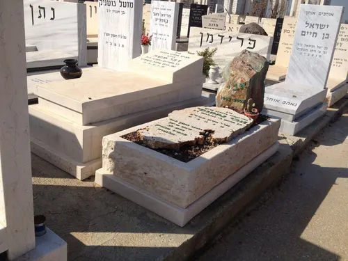 מק'ט 787. מצבה מיוחדת