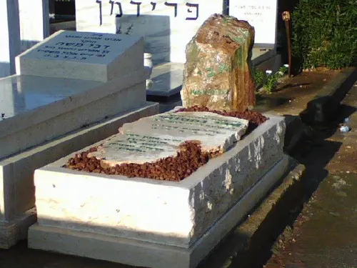 מק'ט 792. מצבה מיוחדת