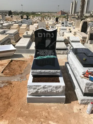 מק'ט 800. מצבה משפחתית
