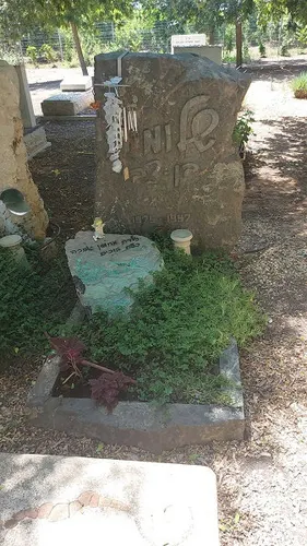 מק'ט 808. מצבה מיוחדת