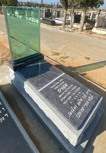 מק'ט 825. גרניט וזכוכית