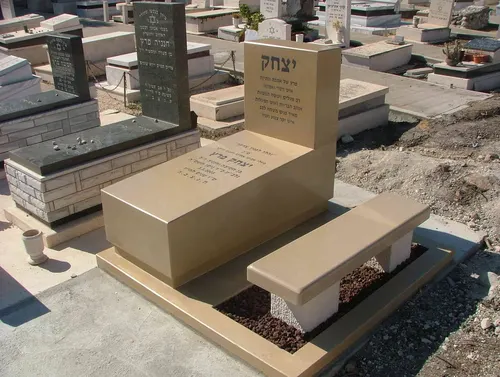 מק'ט 837. מצבה וספסל