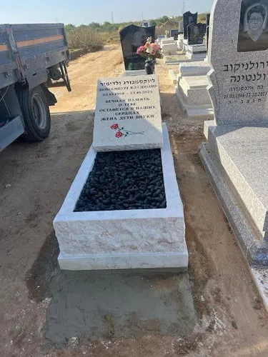 מק'ט 890. מצבה