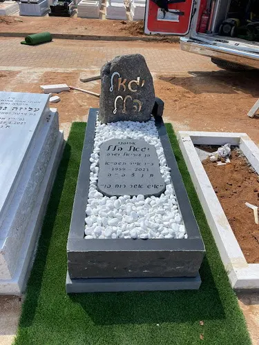 מק'ט 893. מצבה ליחיד