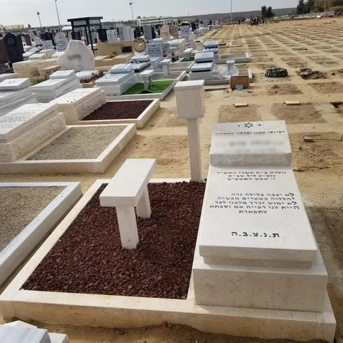 מק'ט 905. מצבה וספסל