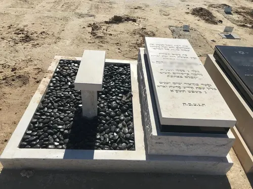 מק'ט 908. מצבה וספסל