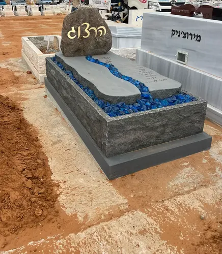 מק'ט 927. מצבה משפחתית