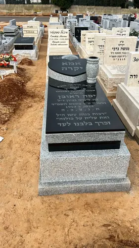 מק'ט 935. מצבה ליחיד