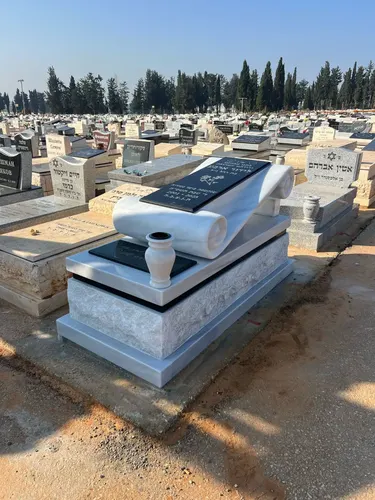 מק'ט 951. מצבה מיוחדת