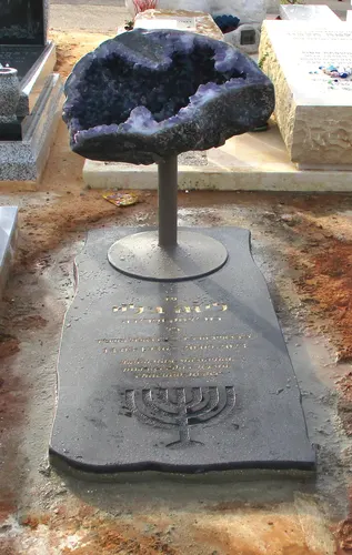 מק'ט 977. מצבה מיוחדת
