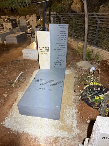 מצבה-בודדת-למנוח-יחיד-תמונה-212