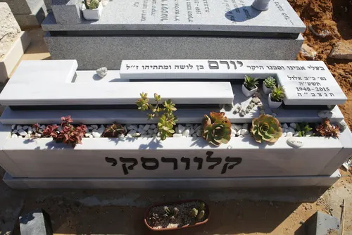 מצבה משפחתית מתוך קטלוג מצבות משפחתיות - תמונה מספר 2009
