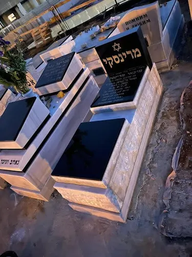 מצבה משפחתית מתוך קטלוג מצבות משפחתיות - תמונה מספר 2032
