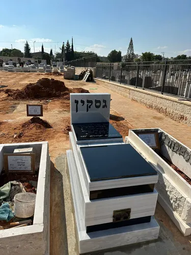 מצבה משפחתית מתוך קטלוג מצבות משפחתיות - תמונה מספר 2041